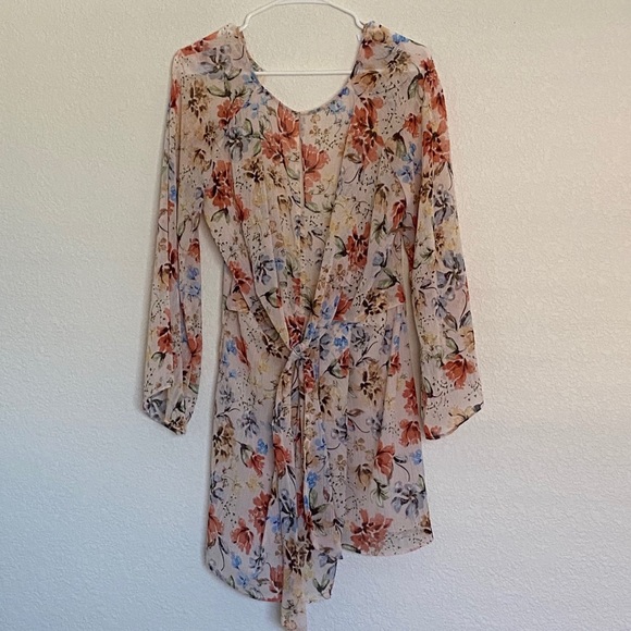 ✨HP✨ Vici Floral Dress - Picture 2 of 5